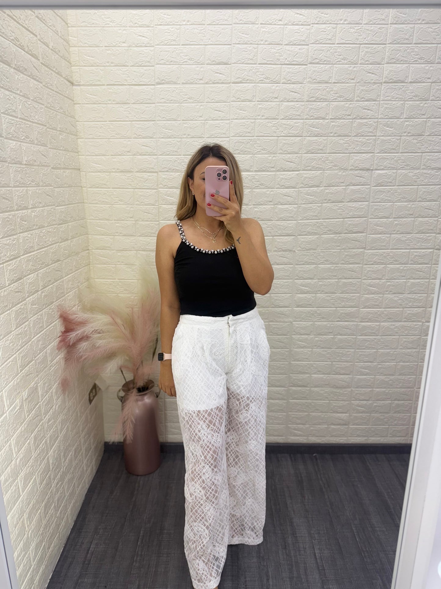 Blusa Negra de Tirantes con Aplicaciones de Perlas