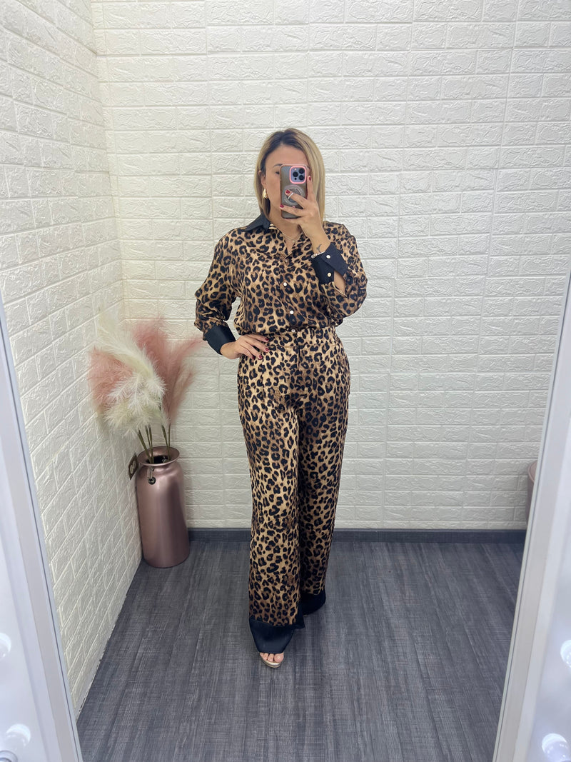 Conjunto Estampado Animal Print Pantalón y Blusa con Puño y Cuello en Negro