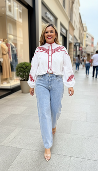Blusa Blanca de Manga Larga con Bordados Rojos Decorativos