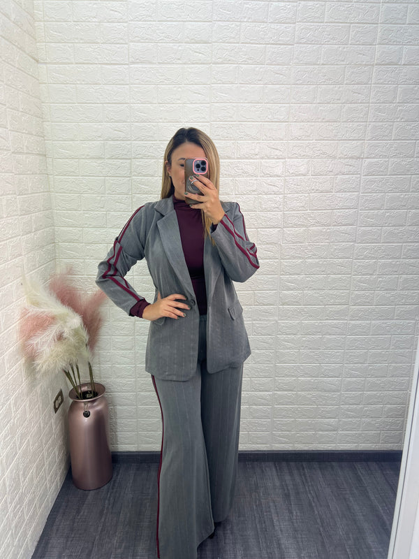 Conjunto de Blazer Casual y Pantalón Color Gris con Rayas Guinda