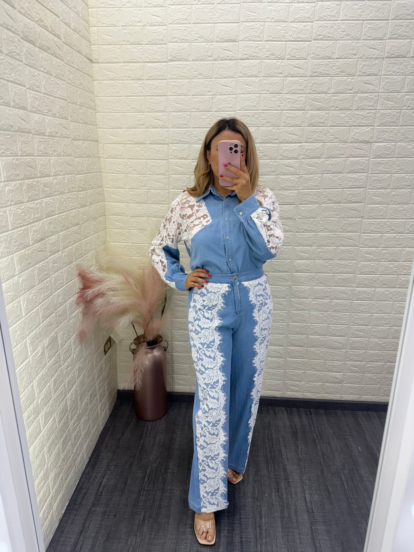 Set de Blusa y Pantalón en Color Azul Mezclilla con Aplicación de Encaje