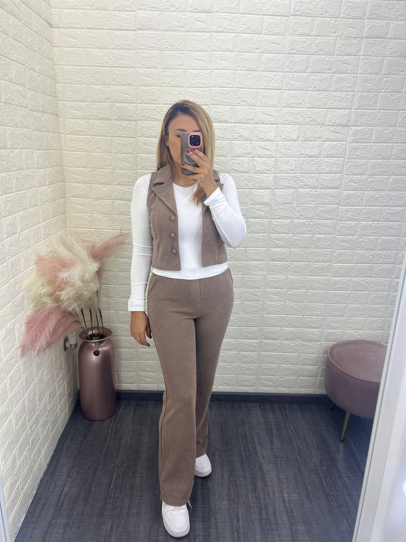 Conjunto Beige de Chaleco y Pantalón de Pana