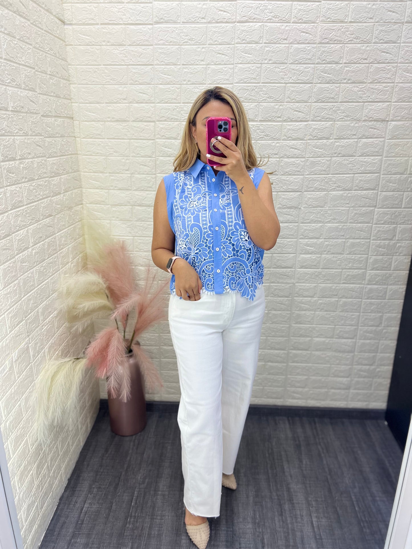 Blusa Casual Sin Mangas Con Bordados en Blanco