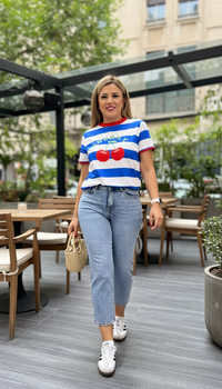 Playera Blanca Estampado a Rayas Azules con Cherrys