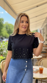 Blusa Negra de Manga Corta con Aplicaciones de Piedras