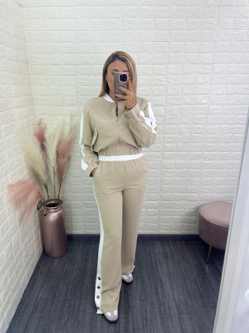 Conjunto de Chaquetín y Pans Beige con Línea Blanca