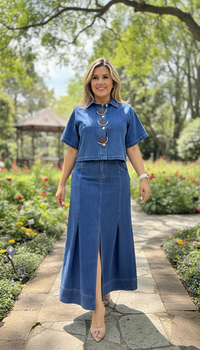 Conjunto de Mezclilla de Blusa de Botones y Falda con Abertura