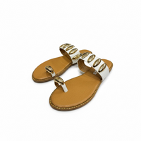 Chanclas de Piso Blancas con Correa y Broches Dorados