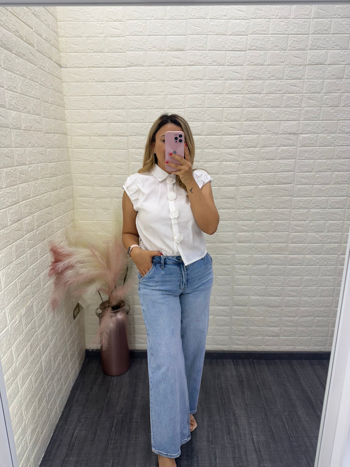 Blusa Sin Mangas con Plisados y Flores al Frente Color Blanca