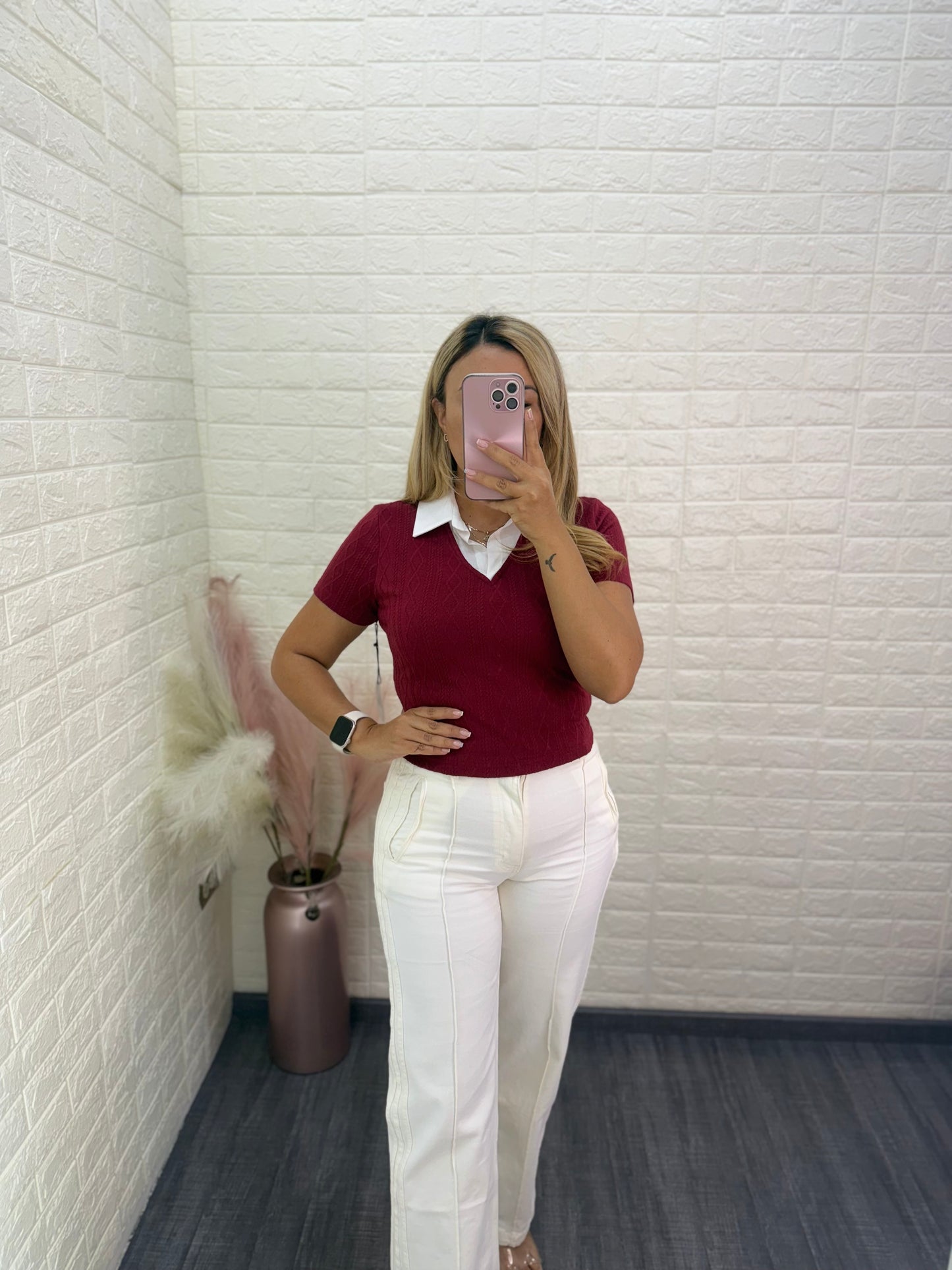 Blusa Guinda con Cuello Polo Blanco
