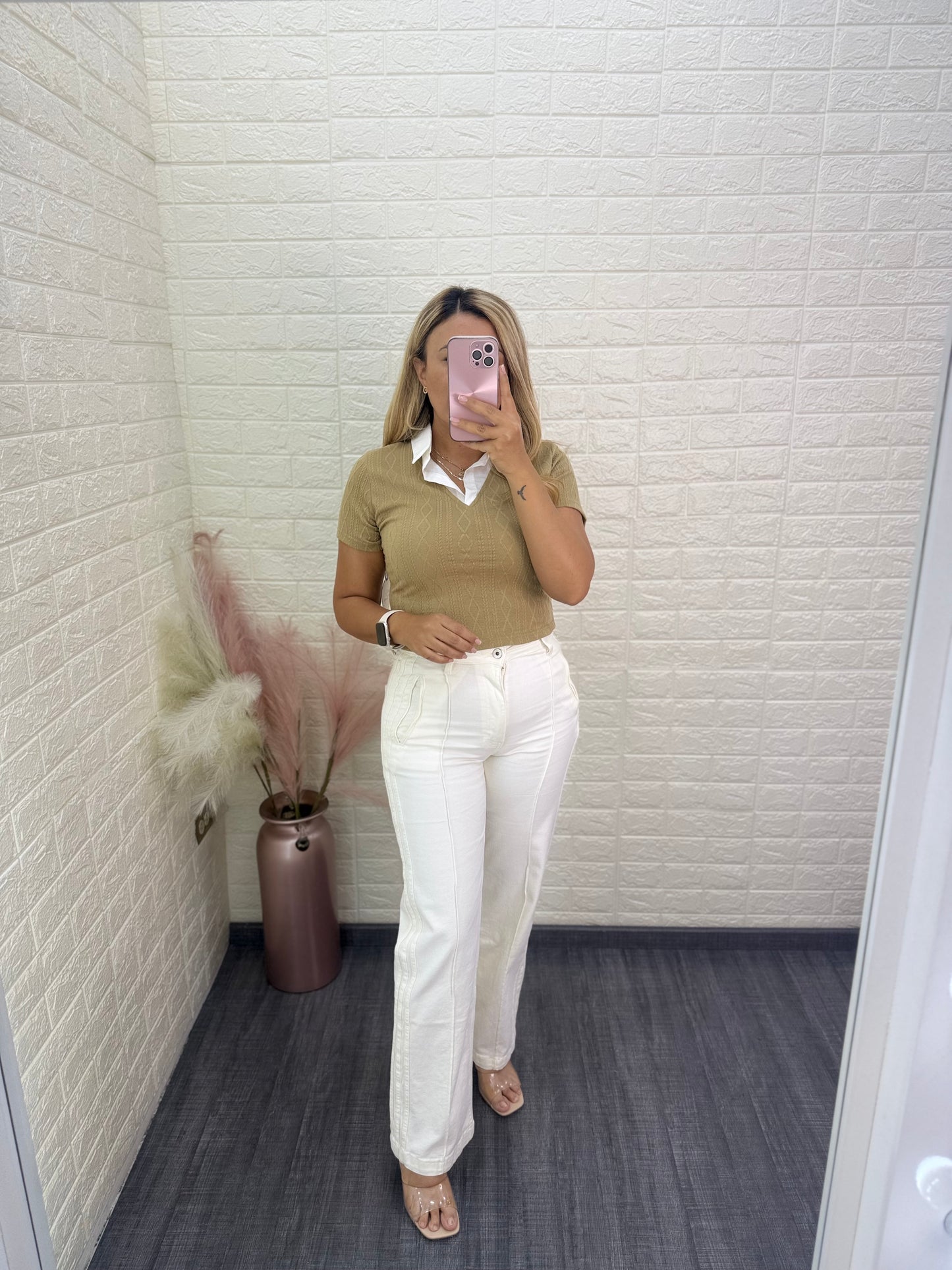 Blusa Beige con Cuello Polo Blanco