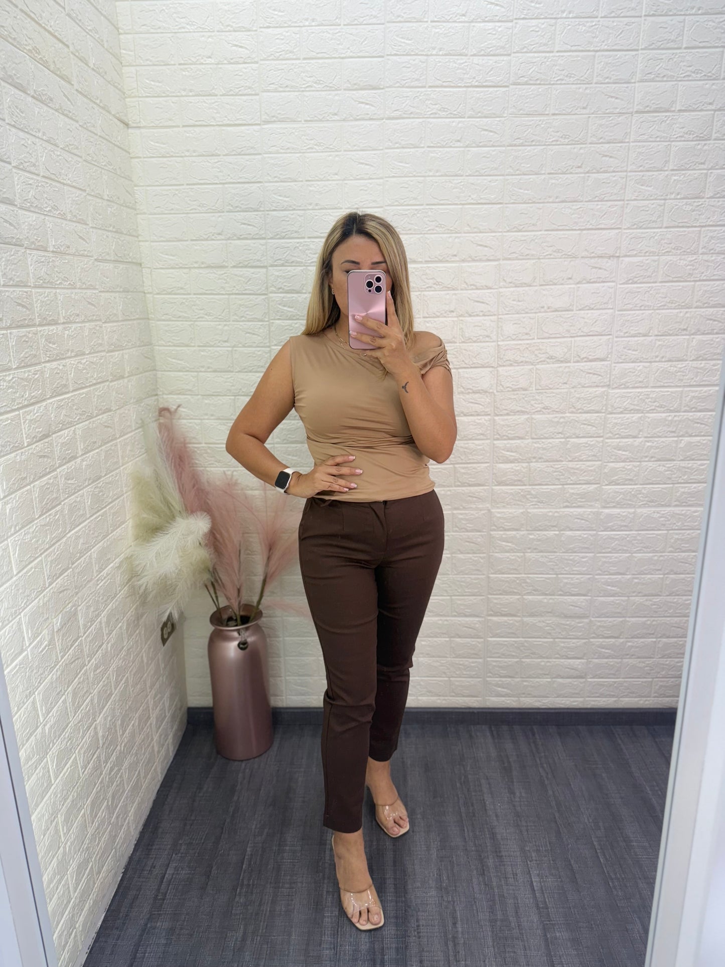 Blusa Beige de Tirante a un Hombro Tipo Licra