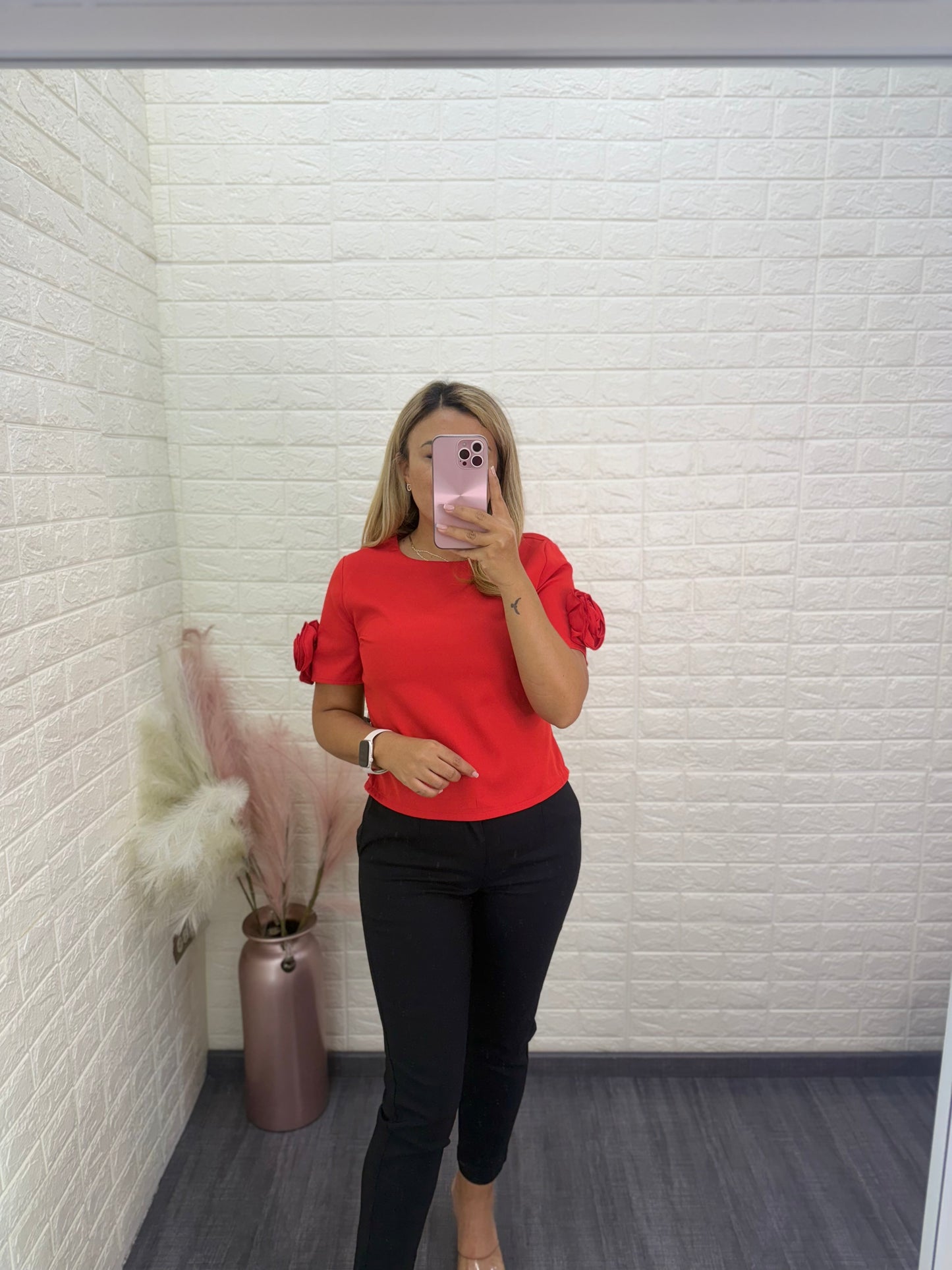 Blusa Roja con Aplicación de Flores en Mangas