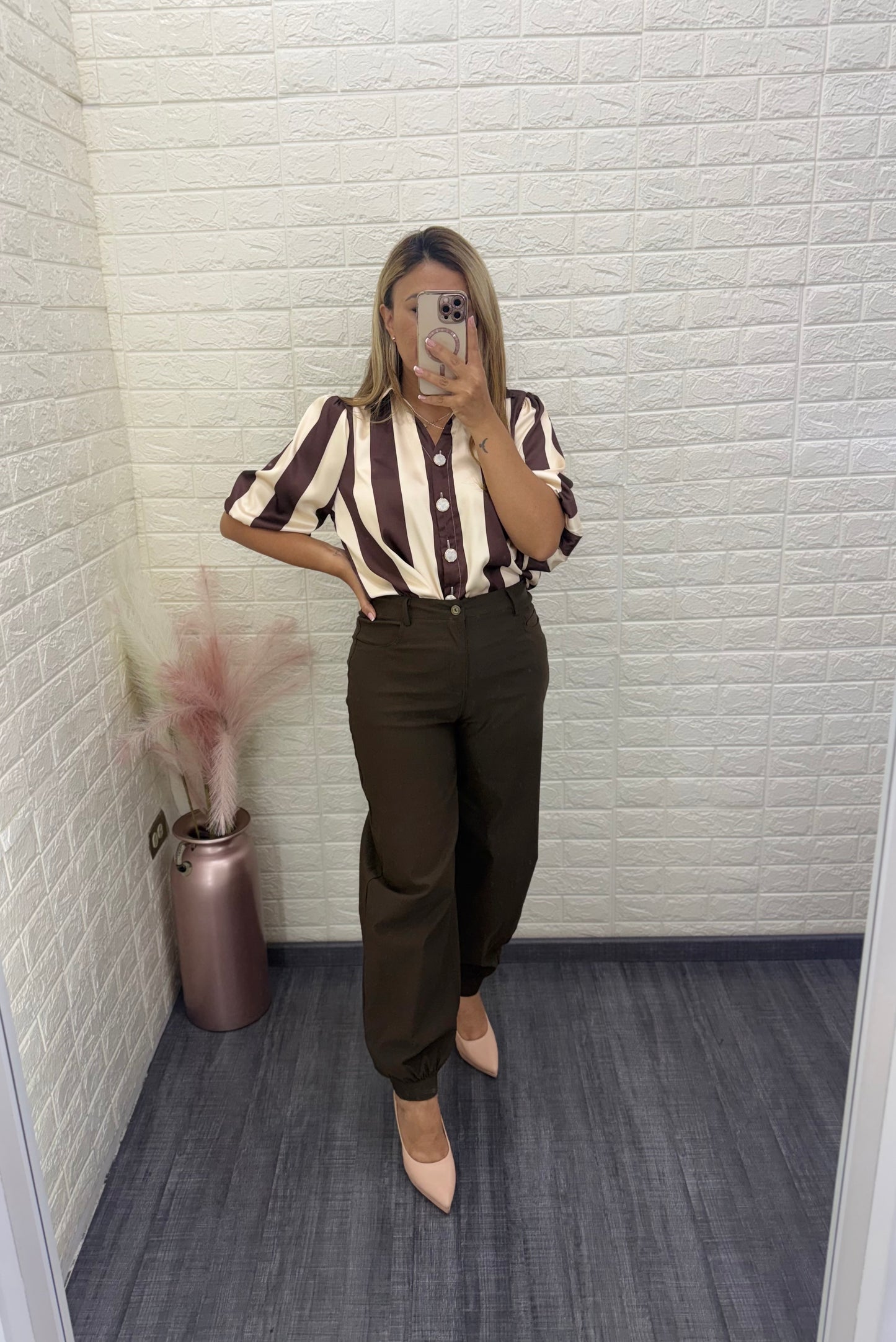 Blusa Satinada a Rayas Color Beige con Café