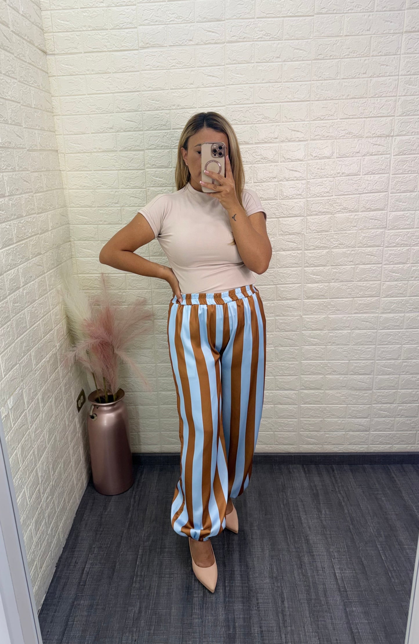 Pantalón Casual Satinado a Rayas Café Claro con Celeste