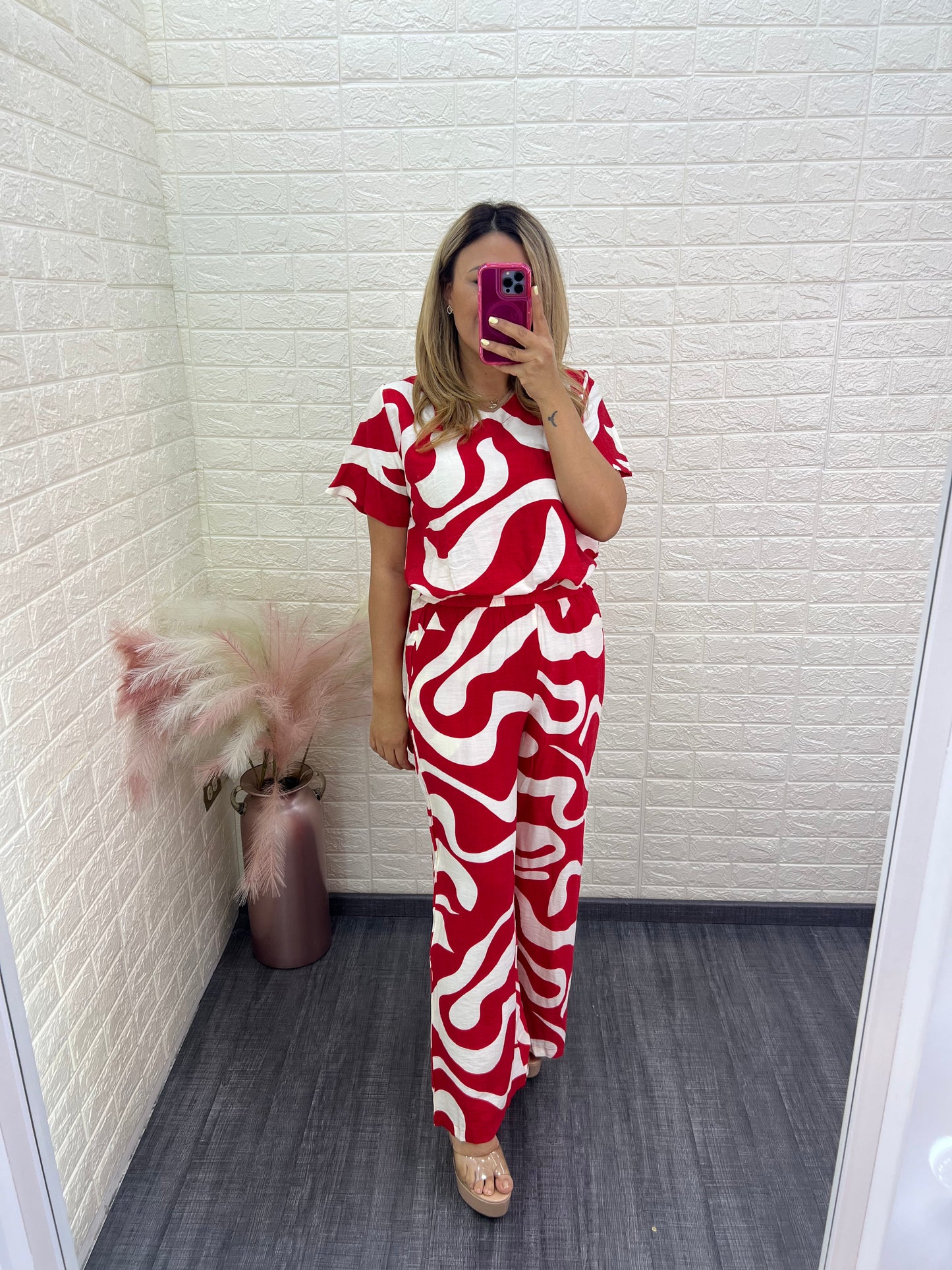 Conjunto Rojo con Beige de Blusa Cuello V y Pantalón