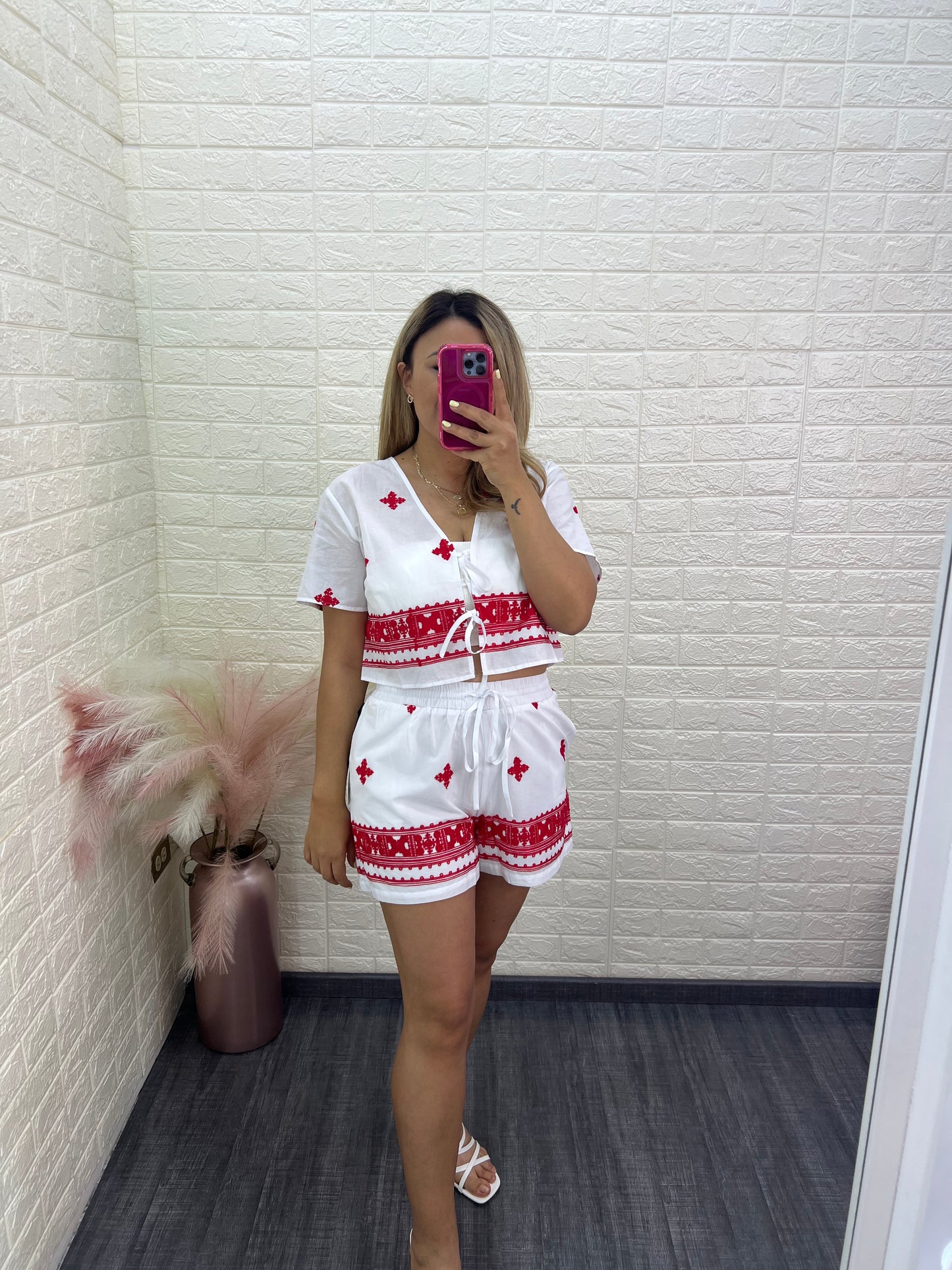 Conjunto de Blusa y Short Blancos con Bordados en Rojo