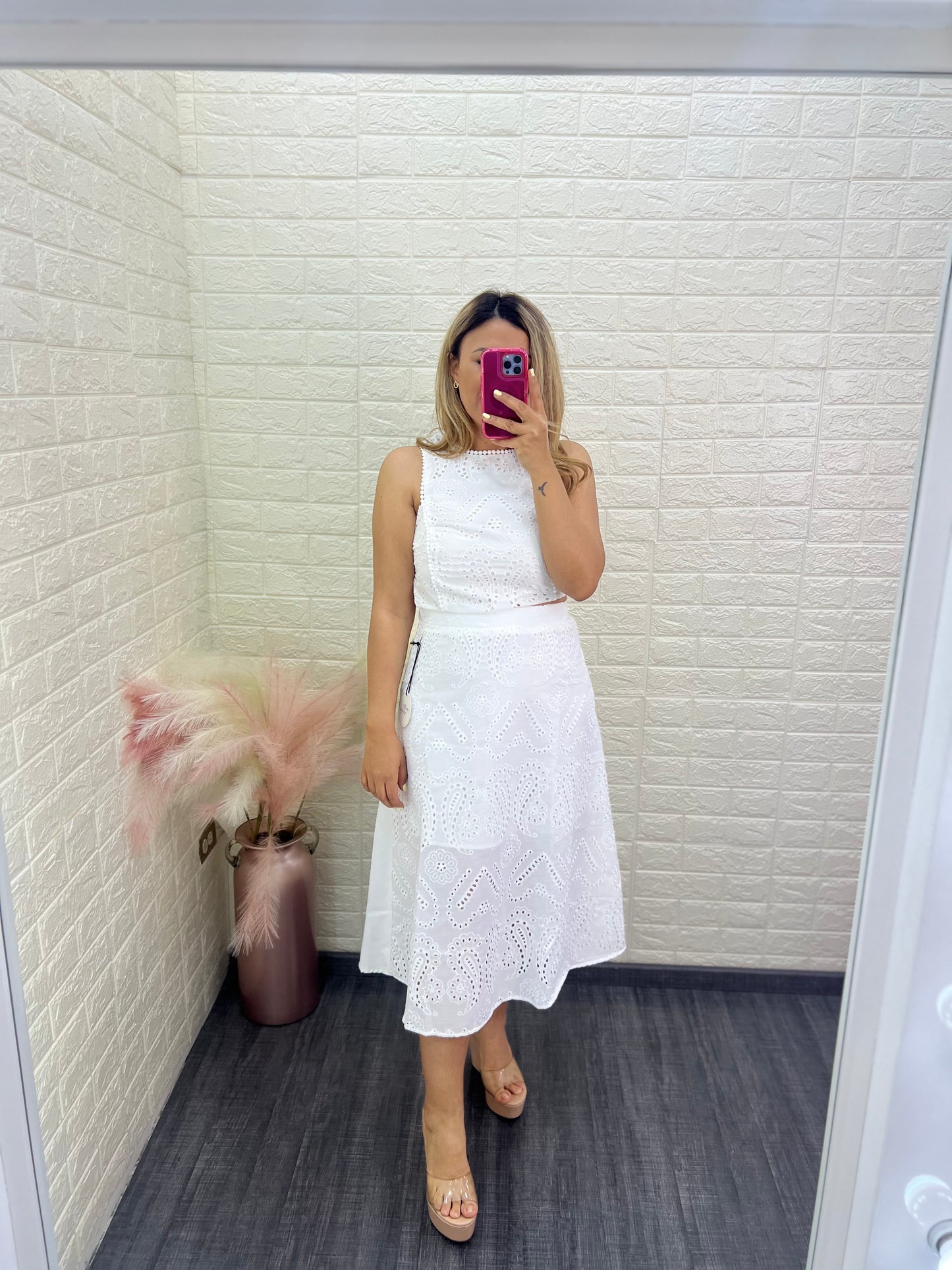 Conjunto de Blusa y Falda en Color Blanco con Bordados