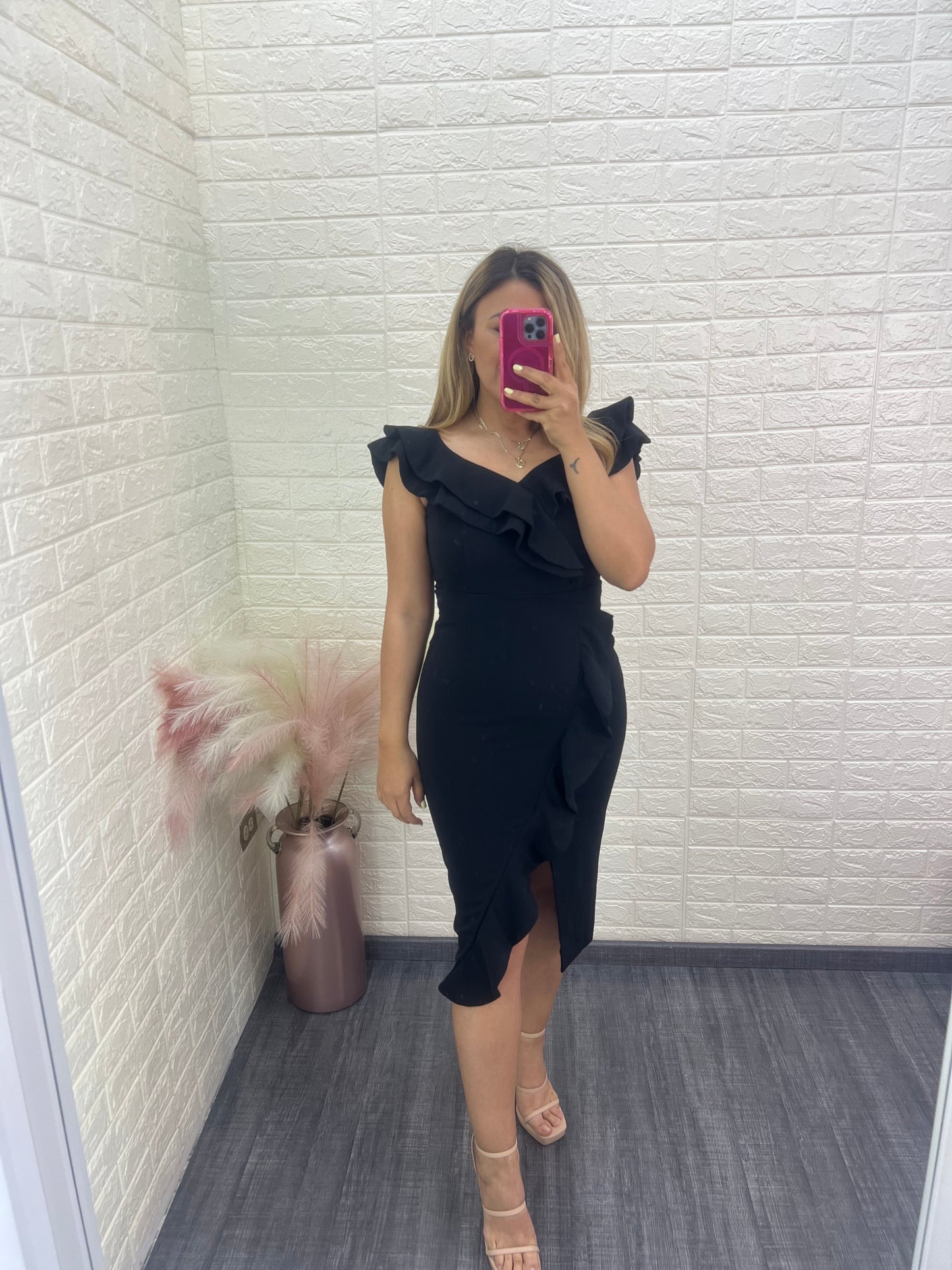 Vestido Color Negro Con Olanes y Abertura al Frente