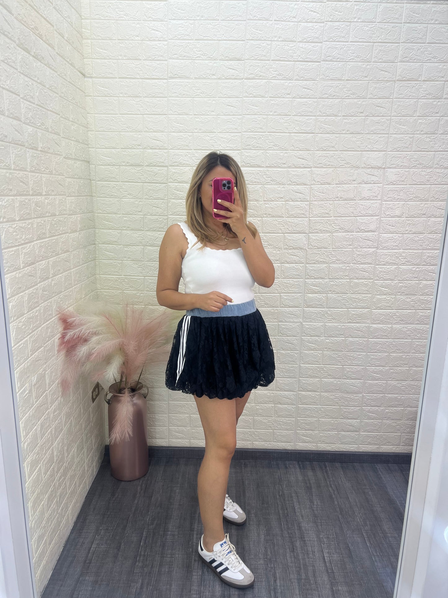 Falda Short Negra de Encaje con Aplicaciones de Mezclilla