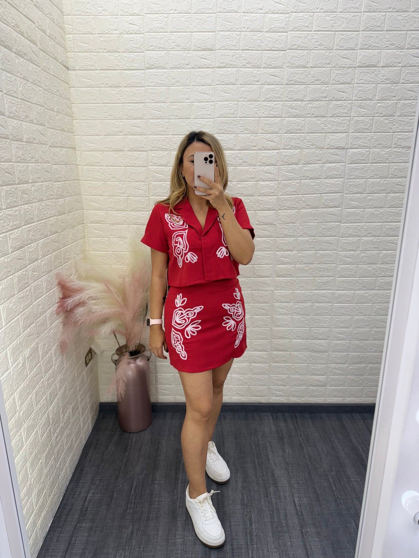 Conjunto Rojo con Bordados en Blanco de Blusa y Falda