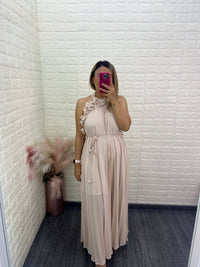 Vestido Color Beige Plisado con Aplicaciones de Flores