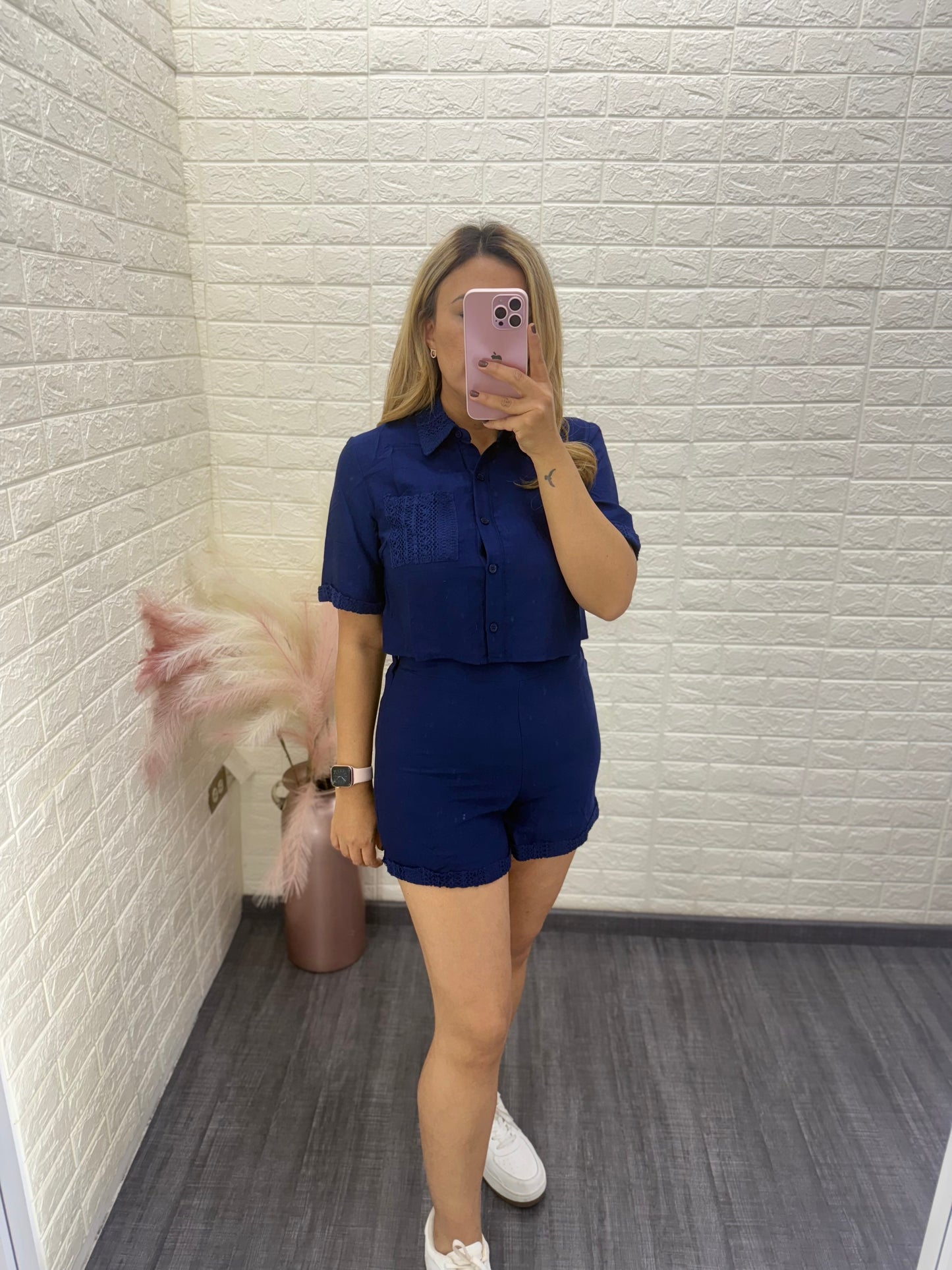 Set Azul Marino de Blusa y Short con Bordados Decorativos