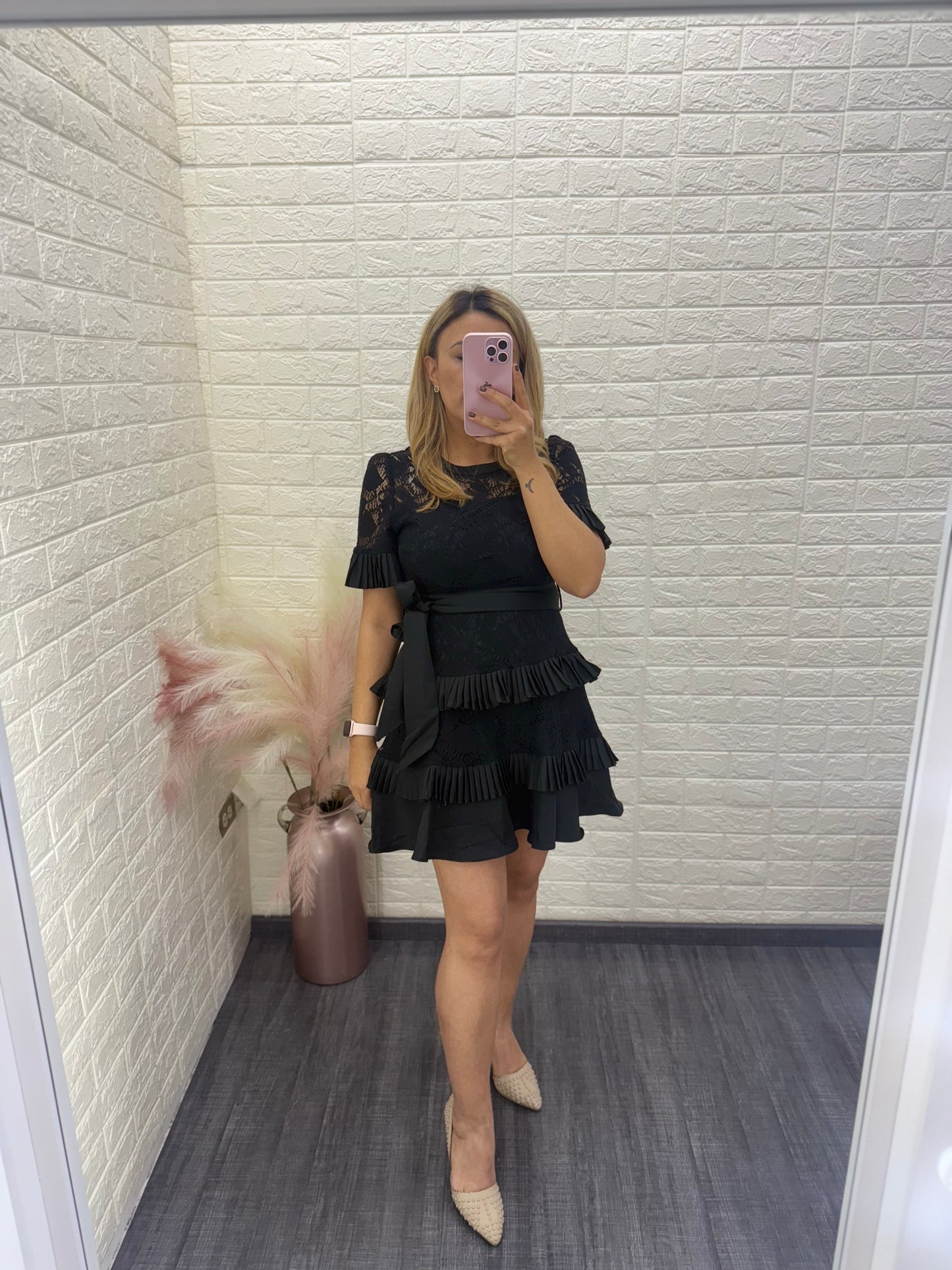 Vestido Negro Corto  con Bordados y Tablones