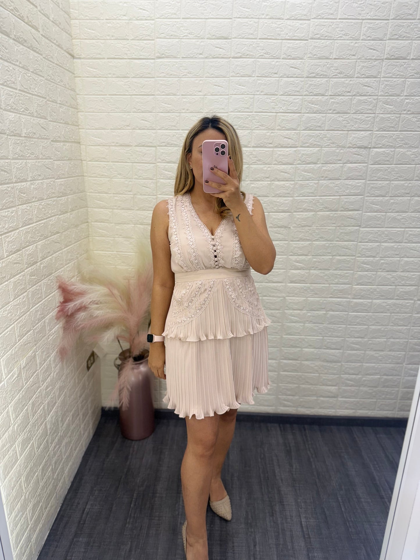 Vestido Color Nude sin mangas con Bordados Decorativos