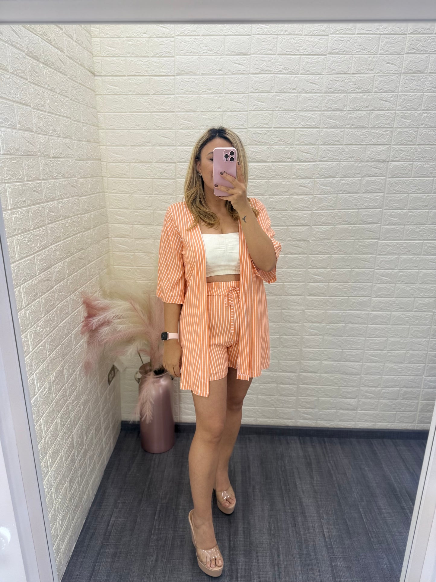 Conjunto de Blusa Abierta y Short Naranja con Rayas Blancas