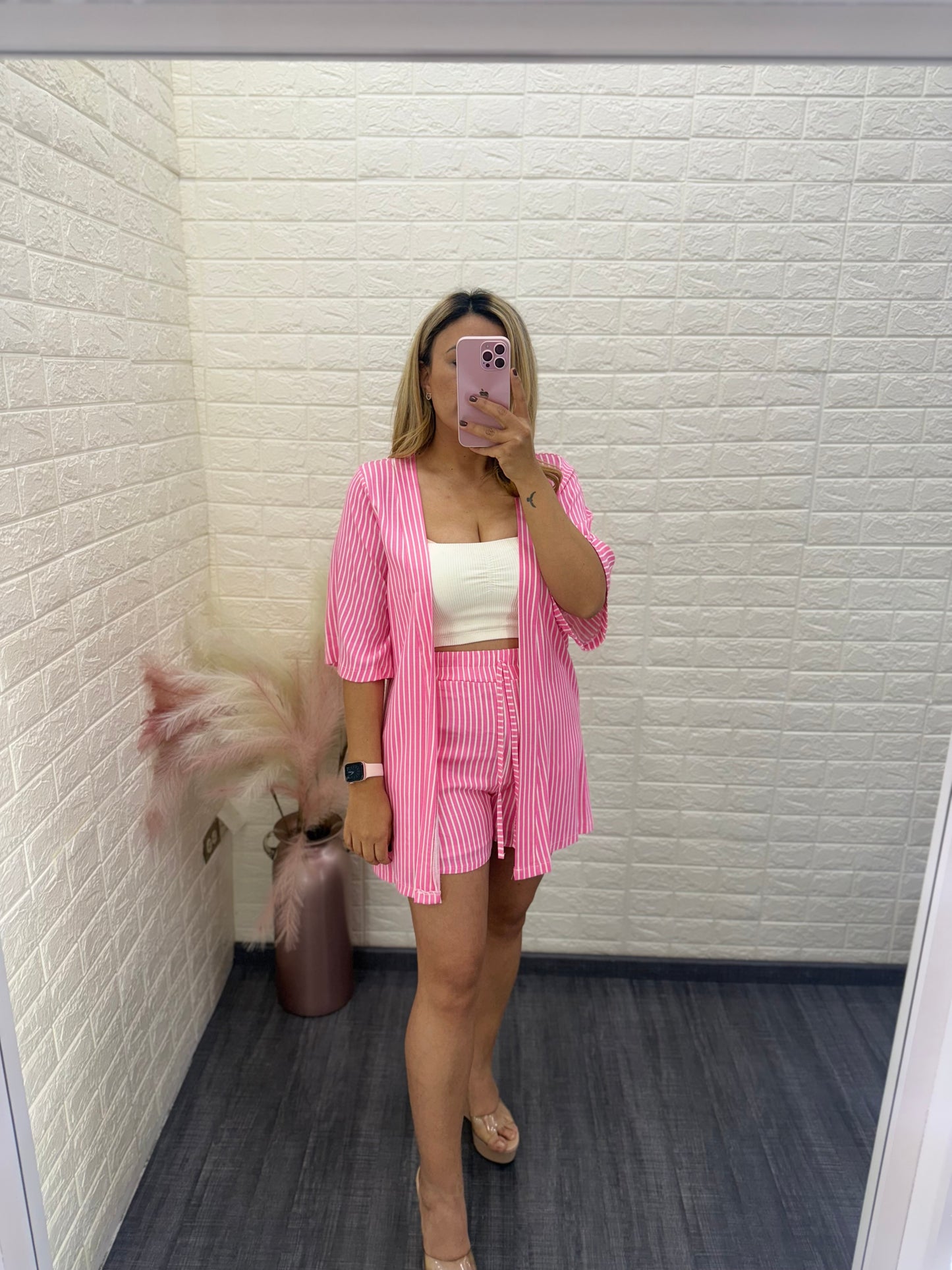 Conjunto de Blusa Abierta y Short Rosa con Rayas Blancas