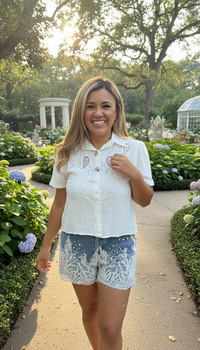 Short de Mezclilla con Bordado Blanco y Aplicaciones de Perlas