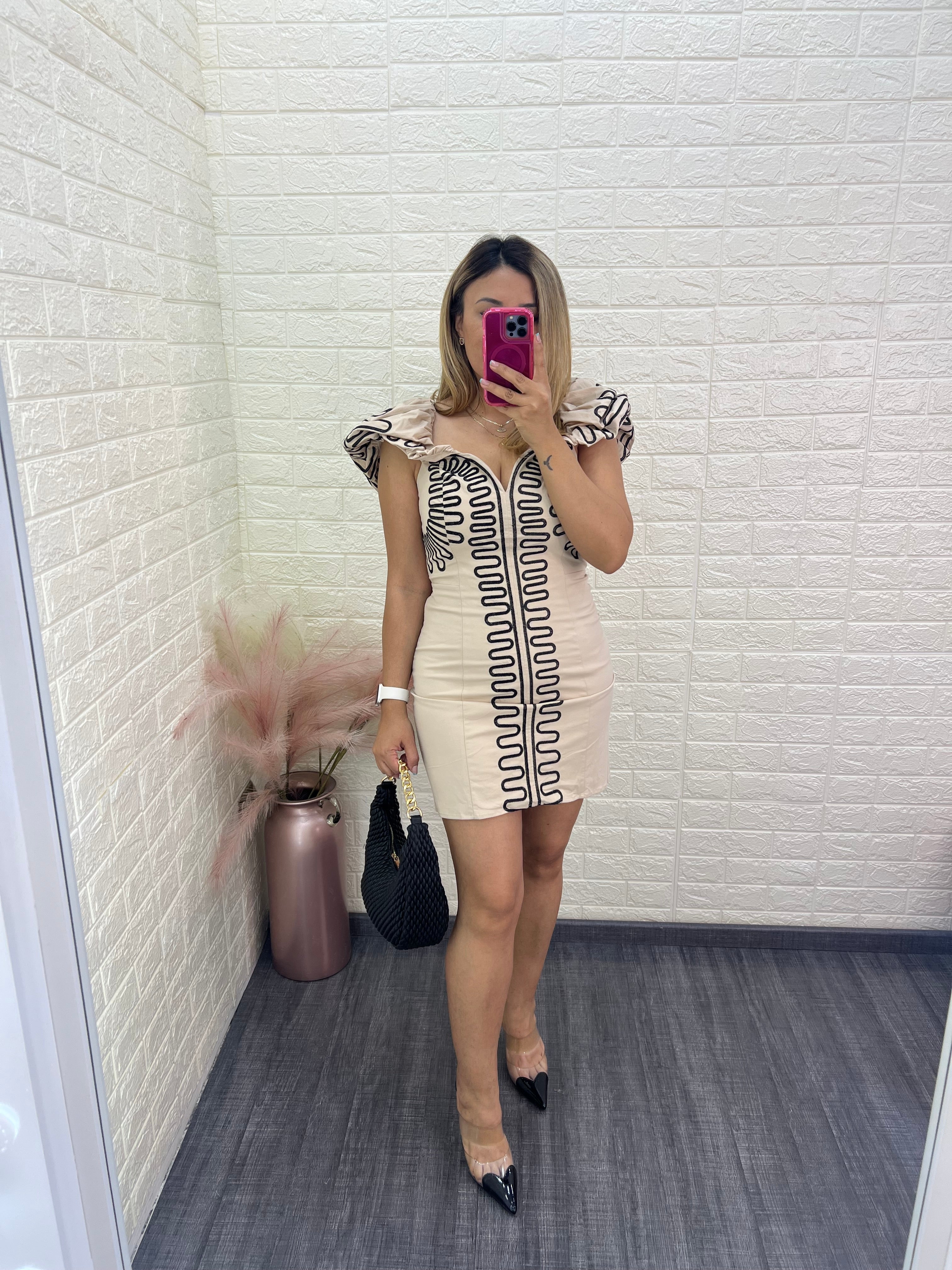 Vestido Beige con Bordados en Color Negro