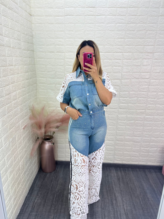 Conjunto de Mezclilla con Encaje Blanco de Blusa y Pantalón