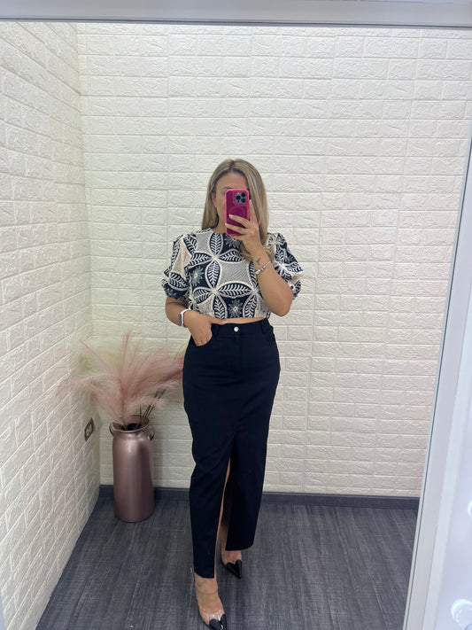 Conjunto de Blusa Bordada y Falda Negra