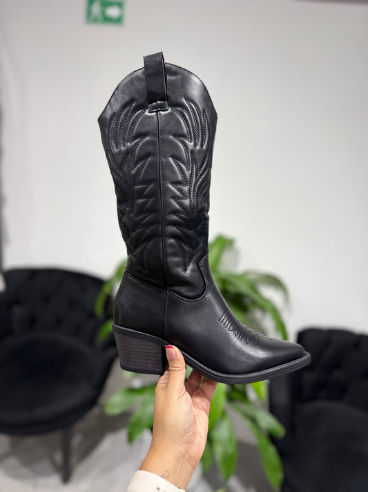 Bota Vaquera Negra con Grabado, Tacón Bajo