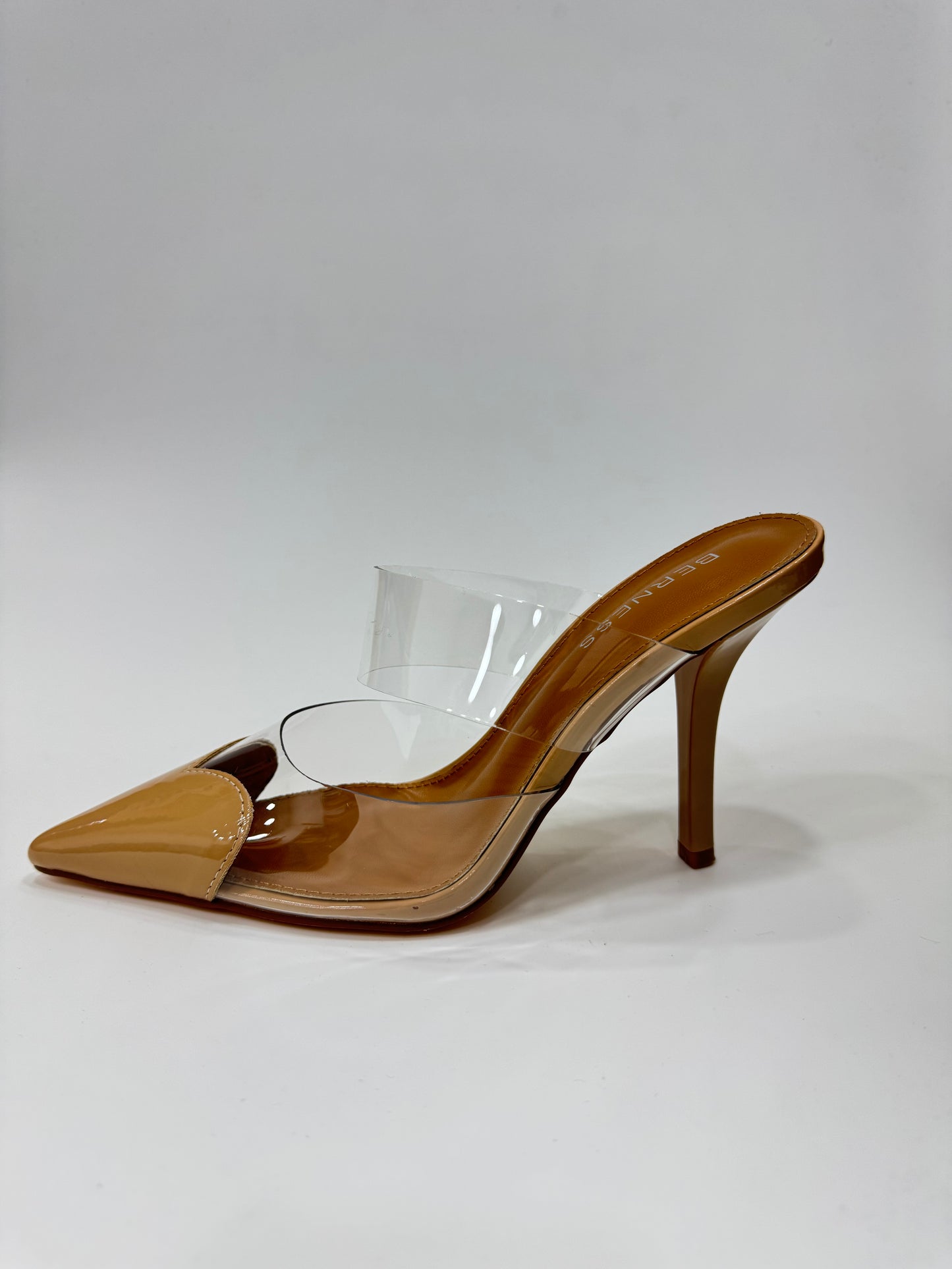 Zapato de Tacón Bajo de Vinilo Transparente con Beige