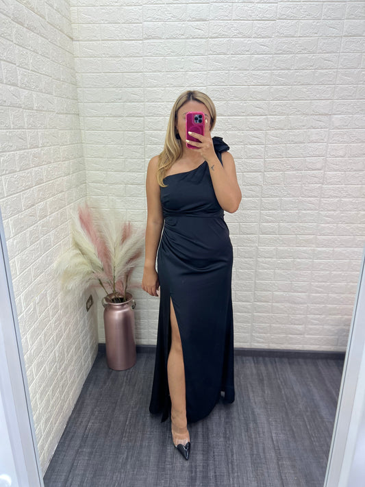 Vestido Negro Satinado a un Hombro con Aplicación de Flor Decorativa