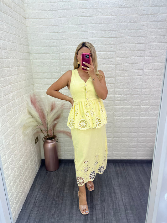 Conjunto de Blusa y Falda con Bordados en Blanco