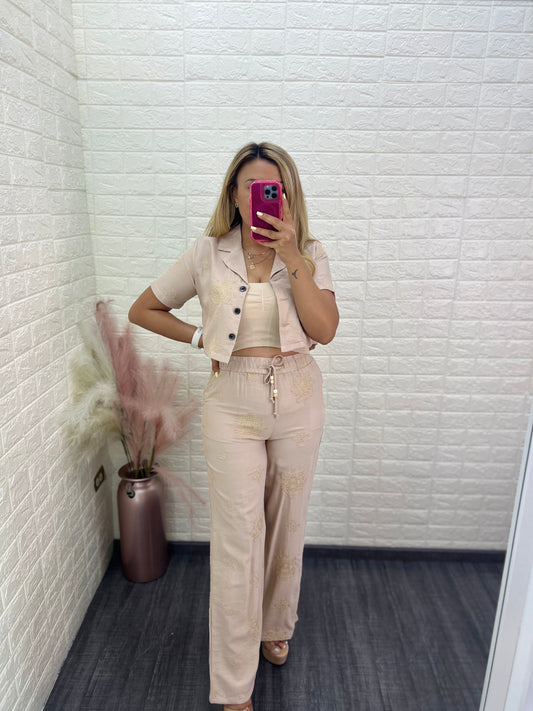 Conjunto Beige de Blusa de Botones y Pantalón con Bordados