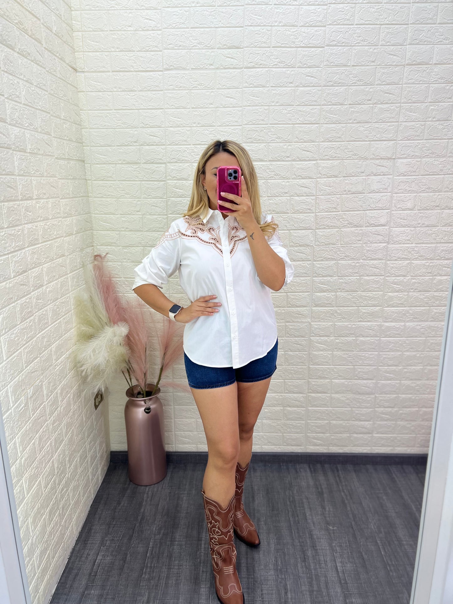 Blusa Blanca de Media Manga con Bordados Beige