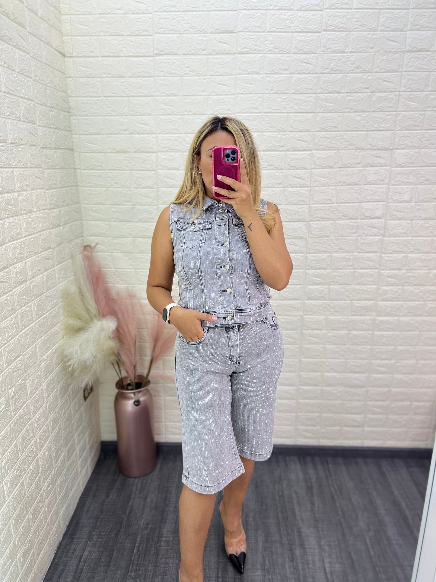 Conjunto Gris de Mezclilla de Chaleco y Bermuda con Brillos