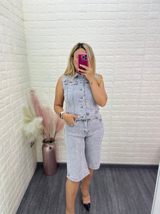 Conjunto Gris de Mezclilla de Chaleco y Bermuda con Brillos