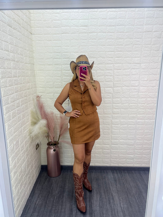 Conjunto de Nubuck Camel de Blusa y Falda