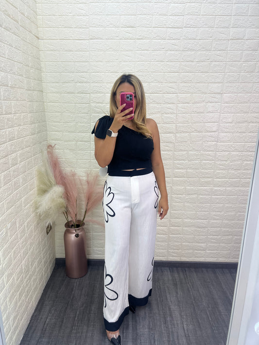 Conjunto de Blusa con Una Manga y Pantalón Blanco  Estampado