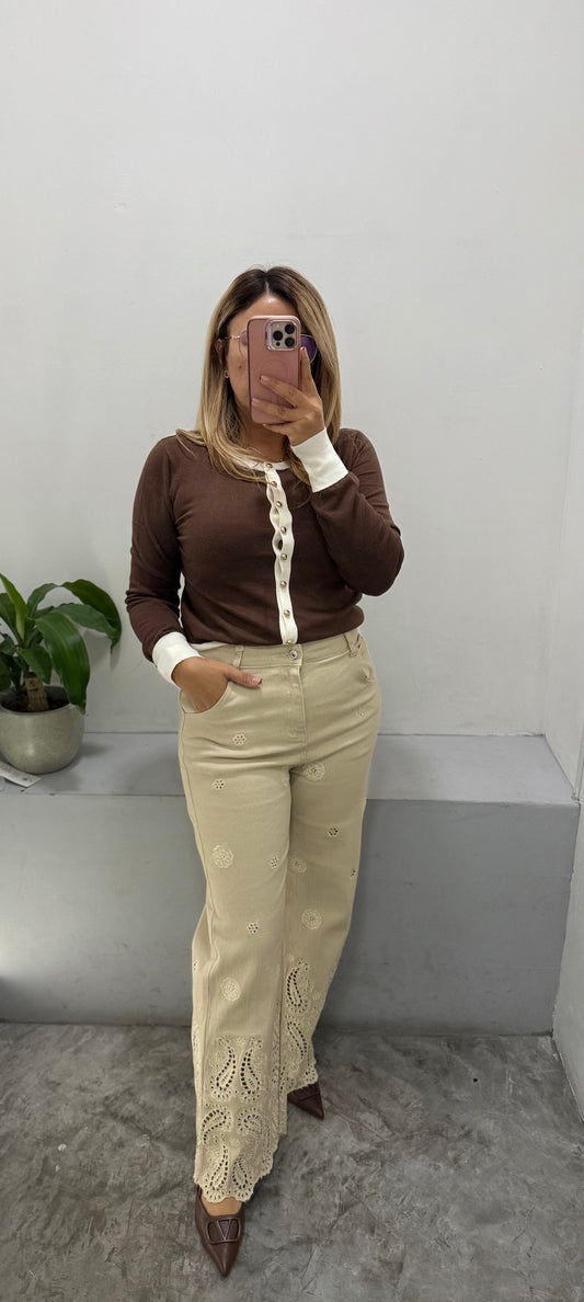 Blusa Tipo Suéter Café con Líneas en Beige y Botones Dorados