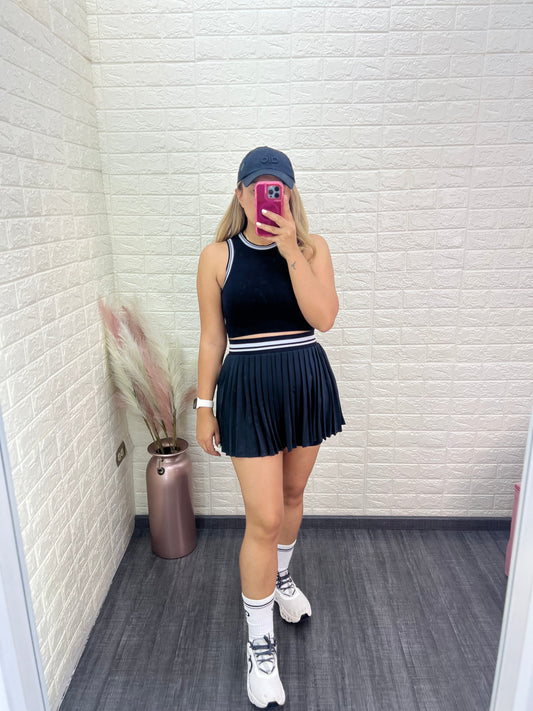 Blusa Negra de Resaque con Líneas Blancas