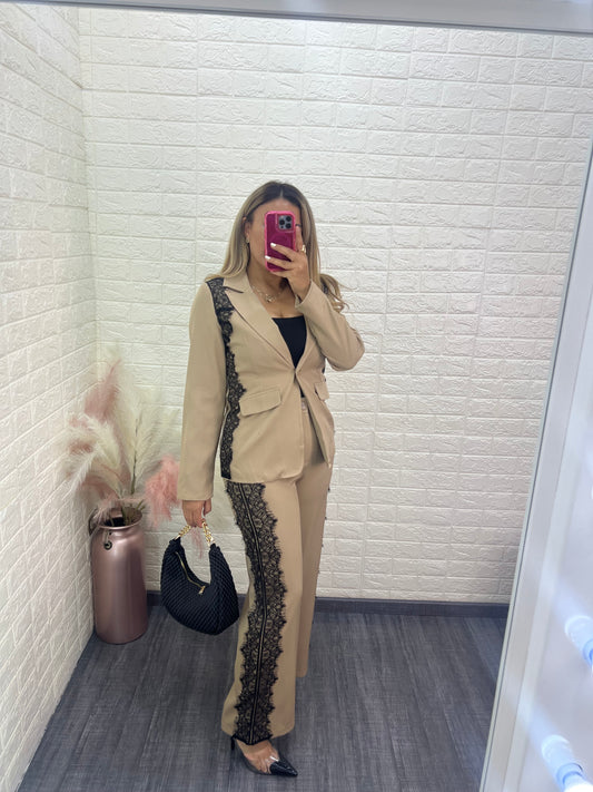 Conjunto de Blazer y Pantalón Beige con Encaje Negro