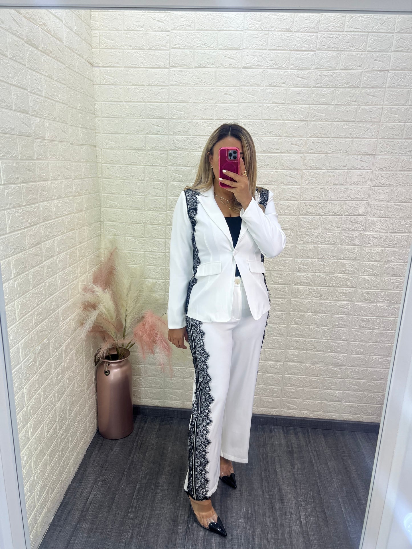 Conjunto de Blazer y Pantalón Blancos con Encaje Negro