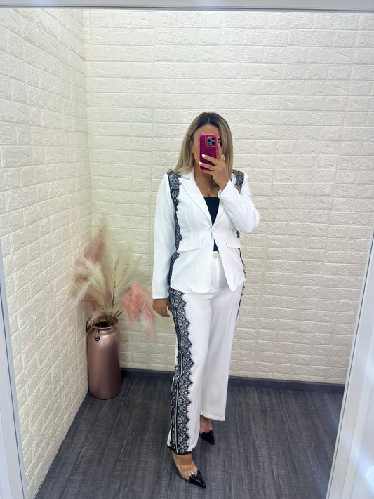 Conjunto de Blazer y Pantalón Blancos con Encaje Negro